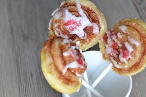 Blätterteig-Zimtschnecken am Stiel