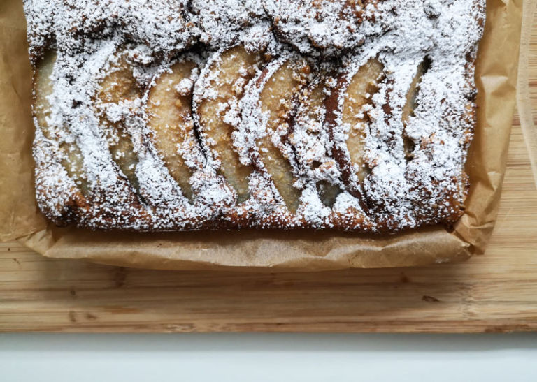 Birnen-Nuss-Kuchen vom Blech mit Schokolade - zuckerstaub.at