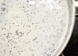 Makowki Mohn mit Milch aufkochen