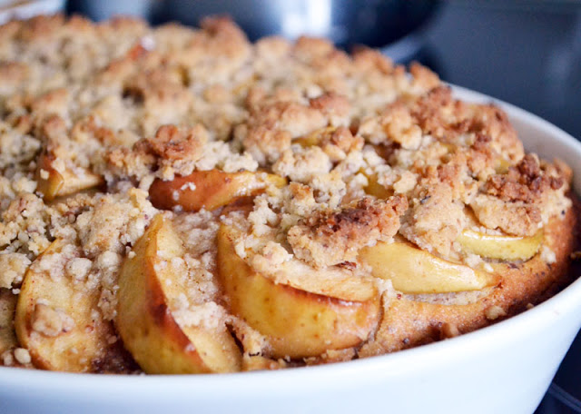 Saftiger Apfel-Nuss-Joghurt-Vollkornkuchen - zuckerstaub.at